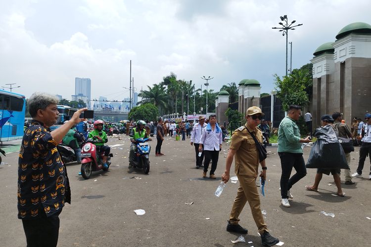 Massa Apdesi mulai membubarkan diri dari area gedung DPR, Jakarta Pusat, Selasa (6/2/2024).