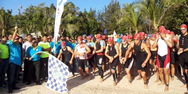 Gubernur Babel Rustam Effendi kibarkan bendera start Triathlon 2016 di Pantai Tanjung Pesona Sungailiat, Sabtu (23/4/2016). 