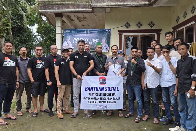 Komunitas Toyota Voxy Club Indonesia (VCI) melakukan aksi peduli dengan memberikan sejumlah bantuan logistik kepada korban banjir di Kampung Malang Nengah, Desa Cimoyan, Kecamatan Patia, Kabupaten Pandeglang.