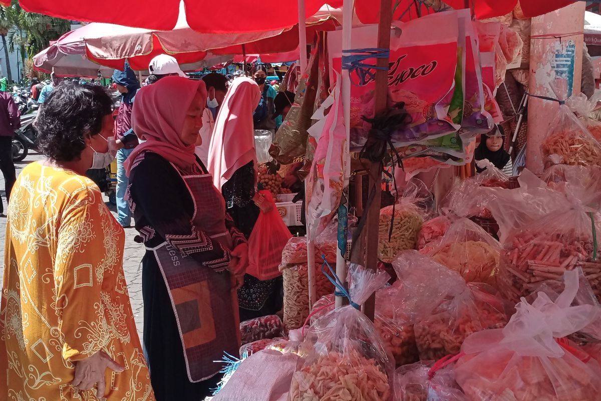 Pedagang kaki lima yang menjual jajanan kering mulai bertebaran didepan pintu masuk dan pinggir jalan di Pasar Besar Kota Malang, Jawa Timur pada Jumat (22/4/2022).