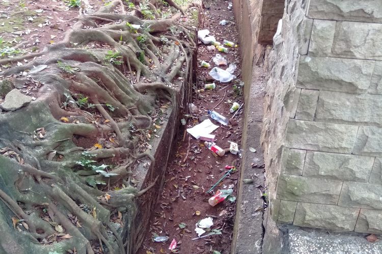 Sampah Berserakan di Taman Margasatwa Ragunan, Kamis (6/6/2019)