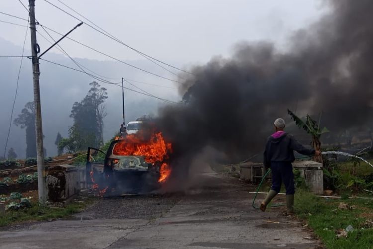 Perjalanan Wisata ke Dieng Wonosobo, Grand Livina asal Bogor Terbakar di Jalur Gerlang Batang