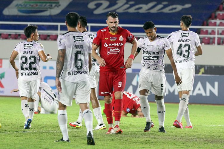Pemain Persija Jakarta Marko Simic bersedih karena tendangan penaltinya dihalau penjaga gawang Bali United pada pertandingan pekan 13 Liga 1 2021-2022 yang berakhir dengan skor 0-1 di Stadion Manahan Solo, Kamis (25/11/2021) malam.