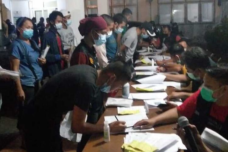 A total of 245 illegal Indonesian migrant workers (PMI) have been deported from Malaysia through the border crossing inspection posts in Sarawak?s Tebedu and West Kalimantan?s Entikong on Saturday, December 5.   