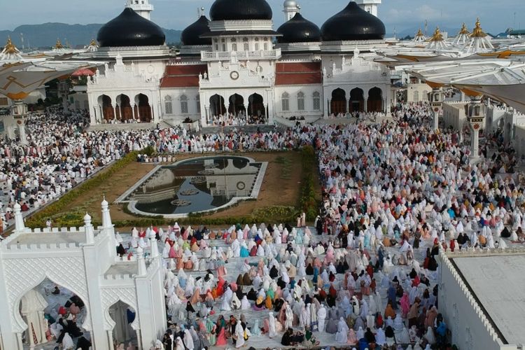 Ribuan warga di Banda Aceh menyesaki Mesjid Baiturrahman untuk melaksanakan Ibadah Shalat Id 1 Syawal 1439 H. Setelah berpuasa sebualan penuh umat muslim merayakan kemenangan dengan merayakan hari raya idulfitri.