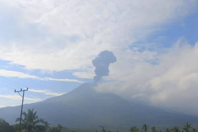Gunung Lewotobi Laki-laki Erupsi, Abu Vulkanik Capai 1.000 Meter