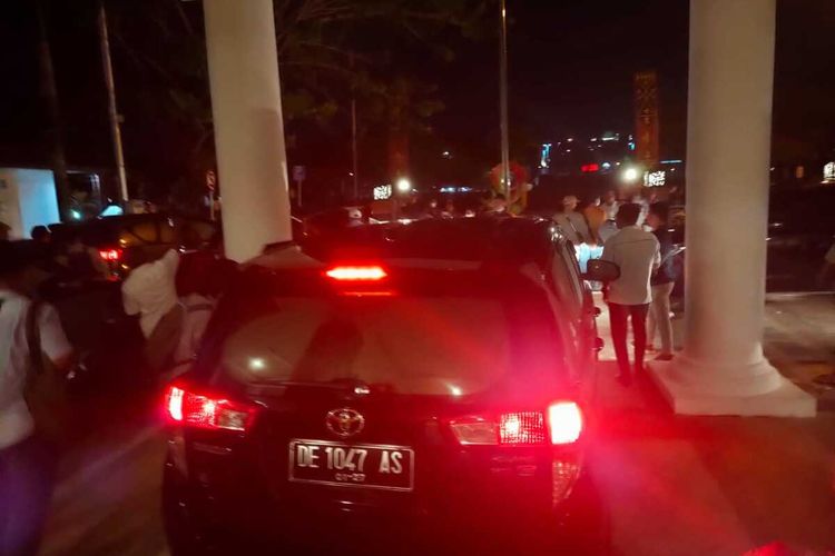 Penyidik Komisi Pemberantasan Korupsi (KPK) keluar dari dalam kantor Wali Kota Ambon sambil membawa koper berisi dokumen usai penggeledahan di kantor itu, Selasa malam (17/5/2022)