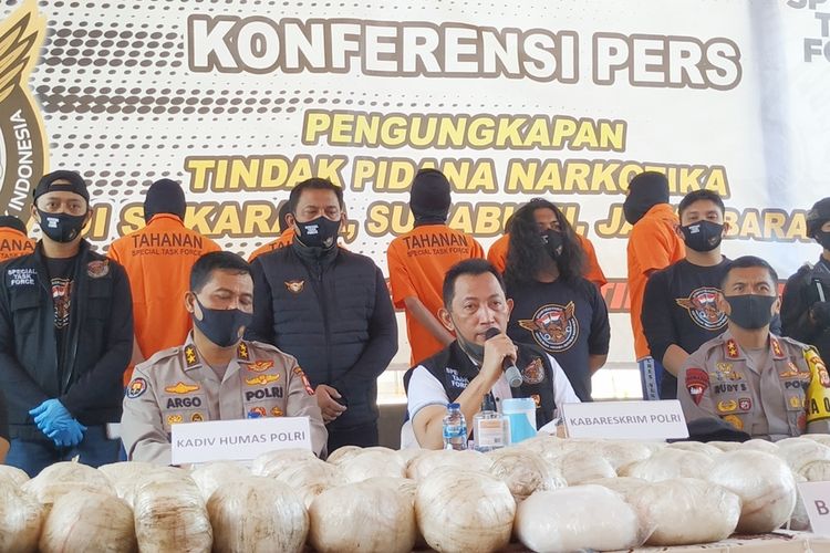Kabareskrim Komjen Listyo Sigit Prabowo (tengah) saat konferensi pers pengungkapan narkoba jenis sabu seberat 402 kilogram di Sukabumi, Jawa Barat, Kamis (4/6/2020).