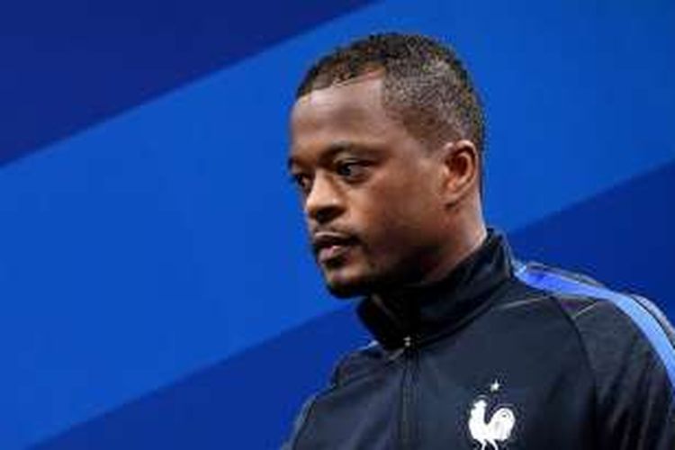 Bek Perancis, Patrice Evra, menghadiri sesi konferensi pers di Clairefontaine en Yvelines, 30 Juni 2016.