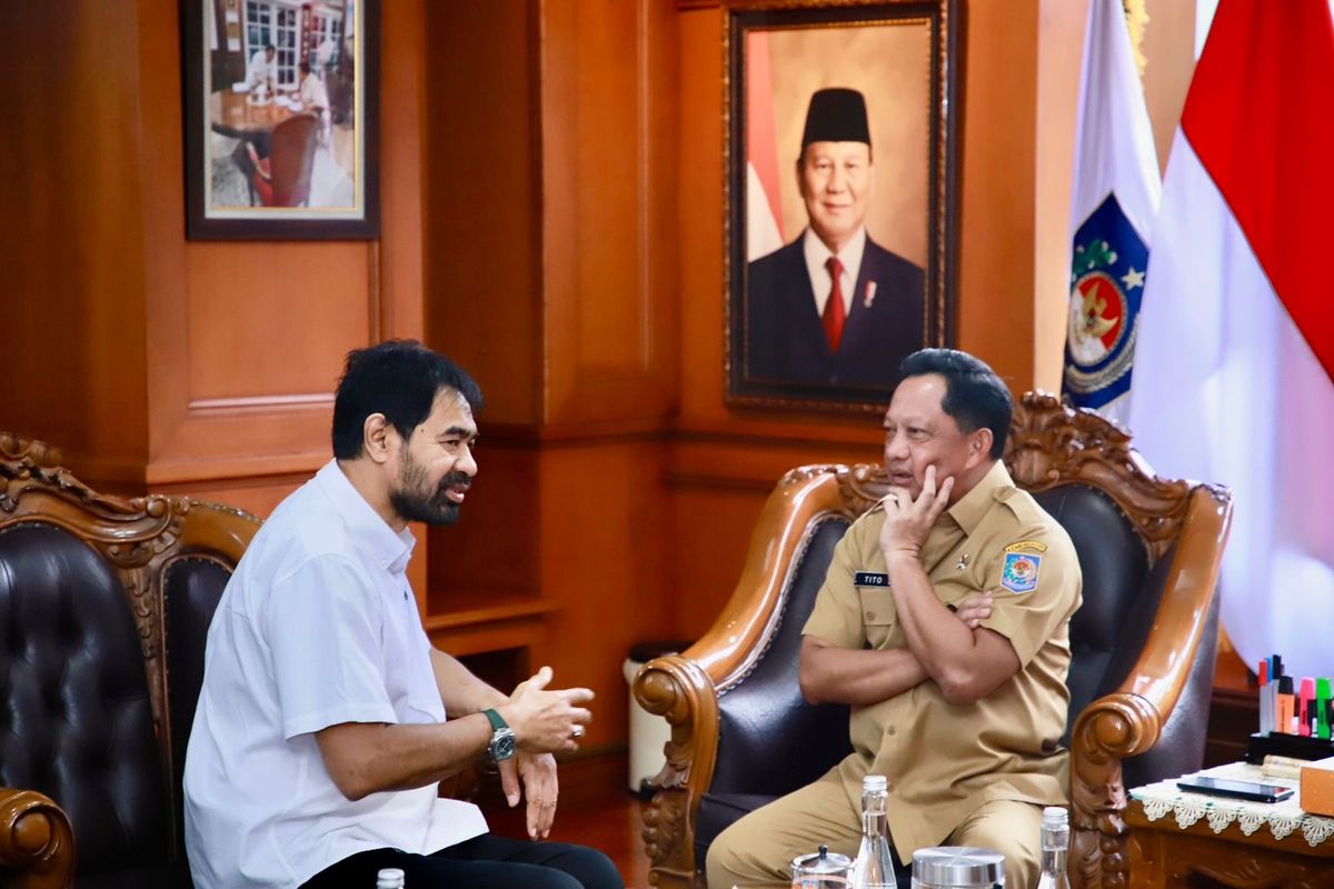 Menteri Dalam Negeri (Mendagri) Muhammad Tito Karnavian bertemu Gubernur Aceh Muzakir Manaf di Kantor Pusat Kementerian Dalam Negeri (Kemendagri), Jakarta, Selasa (11/11/2025).
