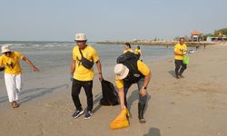 Dojo Aston Gresik dan Gressmall Gelar Aksi Bersih Pantai Delegan