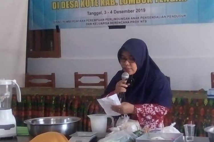 Perintis Koperasi Putri Rinjani dan pemilik merek Tapona Food, Hajjah Zaenab memberikan pelatihan usaha kepada perempuan di Desa Kute, Lombok Tengah, Nusa Tenggara Barat pada Selasa (3/12/2019). 