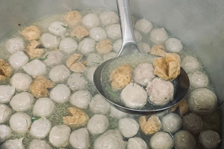 Bakso Solo Kidul Pasar ciri khasnya kuah keruh dengan isian pentol alus, kasar dan goreng.