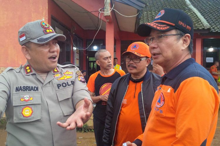  Kepala BNPB Willem Rampangilei (kanan) bersama Kepala Polres Sukabumi AKBP Nasriadi saaat berbincang di Posko Penanggulangan Bencana Cimapag, Cisolok, Sukabumi, Jawa Barat, Rabu (2/1/2019).
