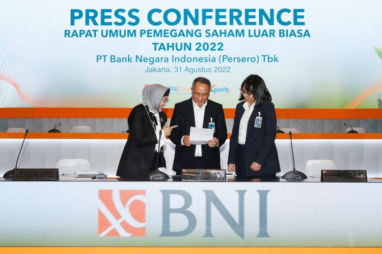 Direktur Utama BNI Royke Tumilaar saat konferensi pers Rapat Umum Pemegang Saham Luar Biasa (RUPSLB) 2022, Rabu (31/8/2022).