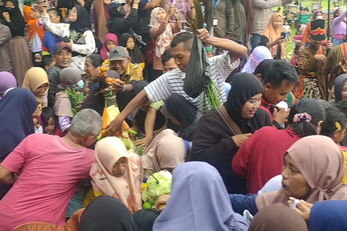 Ribuan orang tumpah ruah di gelaran Nyadran Agung 2024 yang berlangsung di alun-alun Wates, Kabupaten Kulon Progo, Daerah Istimewa Yogyakarta.