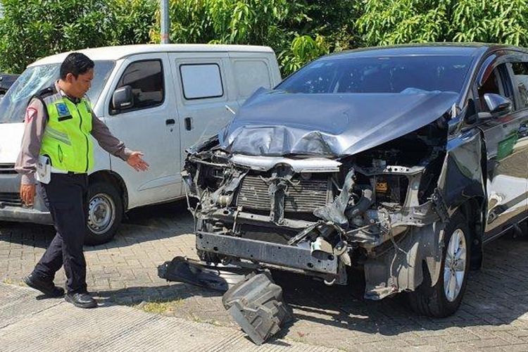 Polisi menunjukkan mobil yang terlibat kecelakaan beruntun di Tol Cipali, Jumat (28/6/2024). Insiden itu melibatkan tujuh kendaraan.