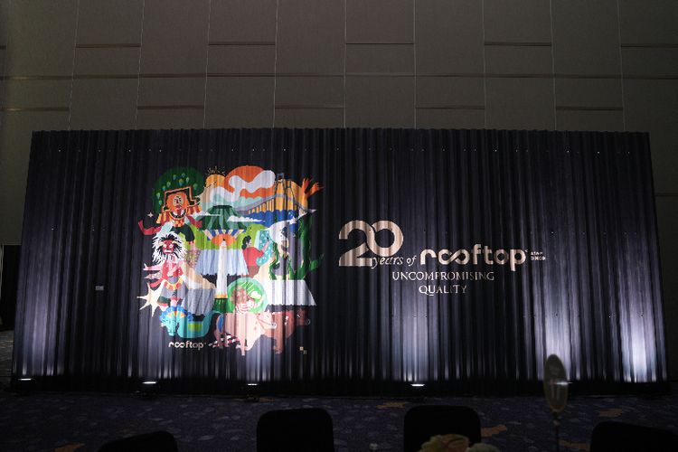 Mural art dalam Perayaan 20 tahun Anniversary Atap Dingin ROOFTOP® di Hotel Westin, Surabaya, Jawa Timur, Jumat (19/9/2024) 