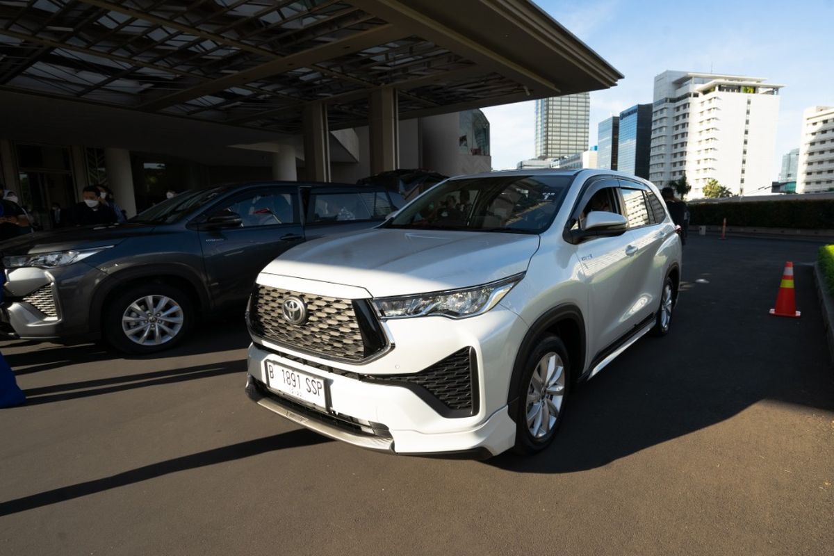 Test drive Toyota Kijang Innova Zenix Hybrid