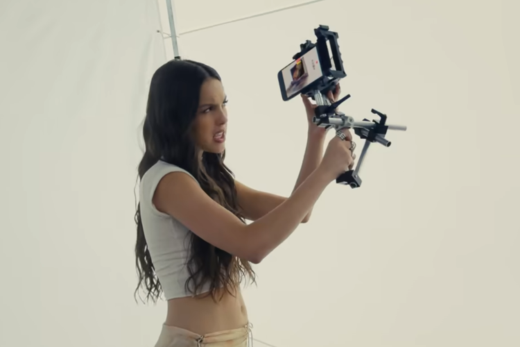 Video musik Olivia Rodrigo berjudul get him back! direkam menggunakan iPhone 15 Pro