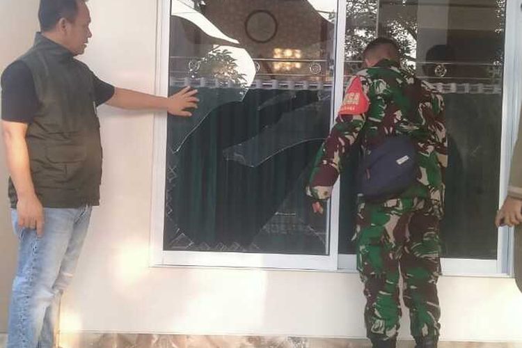 Kondisi rumah rusak imbas kebakaran dan ledakan di Gudang Amunisi Daerah (Gudmurah) milik TNI AD, Kodam Jaya, di Desa Ciangsana, Gunung Putri, Kabupaten Bogor, Jawa Barat, Minggu (31/3/2024).