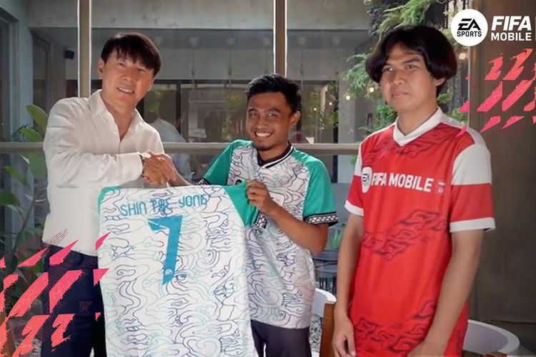 Pelatih timnas Indonesia Shin Tae-yong bertemu dengan dua peserta beruntun dalam program Meet the Manager EA Sports FIFA Mobile di Jakarta, Senin (5/9/2022).