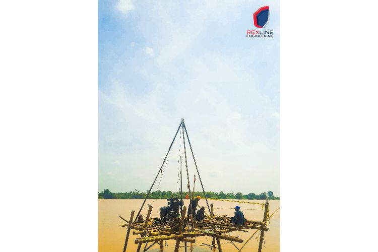 Tim Rexline Engineering melakukan survei hidrografi di Sungai Batanghari, Jambi, sebagai bagian dari proyek pelabuhan. Survei ini bertujuan untuk memahami kondisi bawah air dan mendukung desain yang ramah lingkungan 