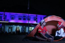 Unik, Berbekal Tenda Pasangan Suami Istri Ini Menginap di Museum