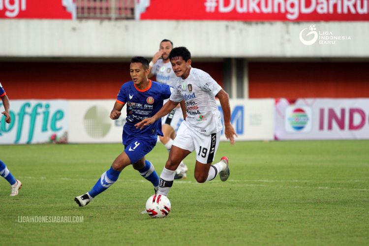 Pemain Bali United Rizky Pellu dijaga ketat pemain Persiraja Banda Aceh Asep Budi Santoso dalam lanjutan babak peyisihan Grup D Piala Menpora 2021 yang berakhir dengan skor 2-0 di Stadion Maguwoharjo Sleman, Senin (29/03/2021) sore.