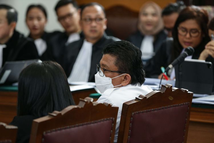 Terdakwa kasus pembunuhan berencana Brigadir Nofriansyah Yosua Hutabarat atau Brigadir J, Putri Candrawathi dan Ferdy Sambo (kiri ke kanan) menjalani sidang  di Pengadilan Negeri Jakarta Selatan, Senin (19/12/2022). Sidang kali ini mendengarkan keterangan saksi ahli.