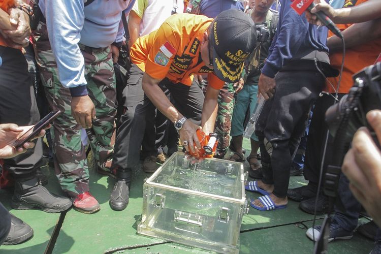 Kepala Basarnas Marsekal Madya TNI Muhammad Syaugi memeriksa kondisi bagian dari kotak hitam (black box) pesawat Lion Air bernomor registrasi PK-LQP dengan nomor penerbangan  JT 610 yang telah ditemukan oleh tim SAR gabungan di KR Baruna Jaya I, di perairan Tanjung Karawang, Jawa Barat, Kamis (1/11/2018). Bagian dari kotak hitam tersebut diserahkan ke pihak KNKT untuk dilakukan investigasi lebih lanjut. ANTARA FOTO/Muhammad Adimaja/wsj.