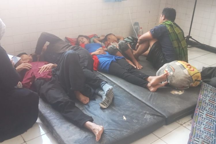 Korban dugaan keracunan makanan saat mendapatkan perawatan di pusat kesehatan.