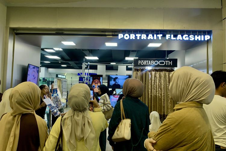 Tema photobooth di Photoria beragam. Di sini, kamu bisa berfoto dengan tema retro, ruang makan, minimarket, hingga bioskop. Tarif berfoto di Photoria adalah Rp 39.750 per sesi. Kamu bebas berfoto aneka pose selama sesi berlangsung.