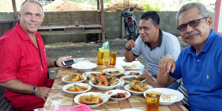 Turis sedang menikmati makan siang dengan gulai sembilang Rumah Makan Sembilang, di Desa Parang Sikureung, Kecamatan Matangkuli, Kabupaten Aceh Utara, Aceh, Jumat (12/1/2018).