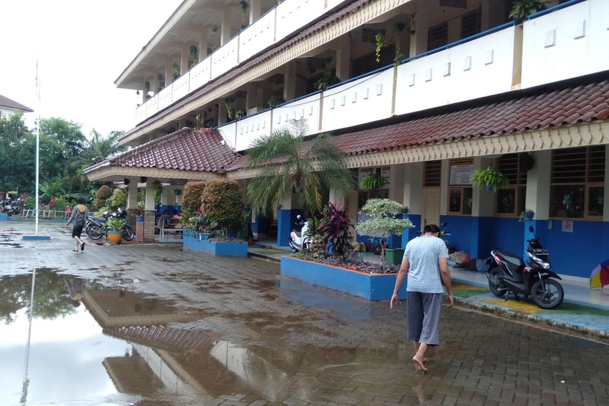 warga Kemang yang terkena banjir mengungsi di SDN Bangka 07 Pagi, Selasa (25/2/2020)