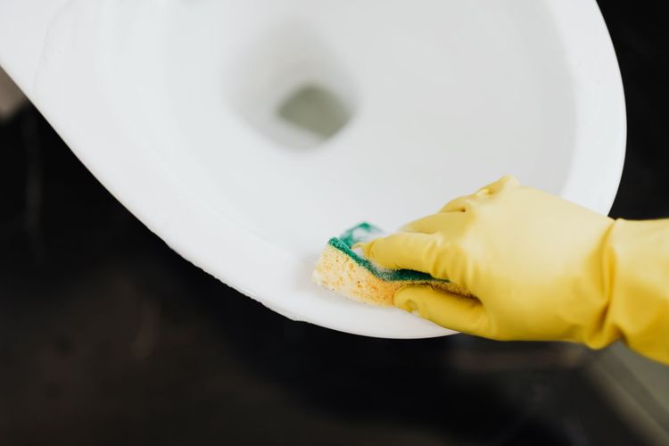 3 Cara Ampuh Bersihkan Noda Kuning Membandel di Kloset