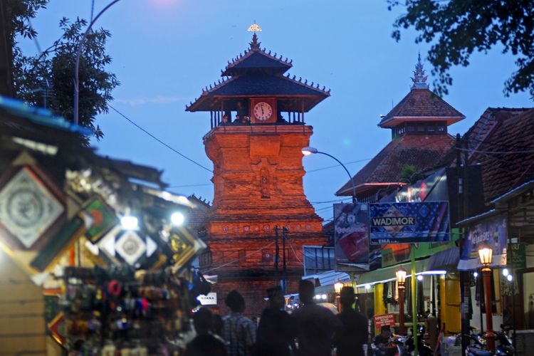 Wisatawan berada di kawasan Masjid Menara Kudus yang berada satu komplek dengan makam Sunan Kudus di Desa Kauman, Kudus, Jawa Tengah, Minggu (14/1). Masjid dengan arsitektur perpaduan budaya Islam dengan budaya Hindu yang dibangun Sunan Kudus pada tahun 1549 Masehi itu menggunakan Batu Baitul Maqdis dari Palestina dan kini menjadi tujuan wisata religi para wisatawan dari berbagai kota di Indonesia bahkan wisatawan Mancanegara. ANTARA FOTO/Yusuf Nugroho/foc/18.