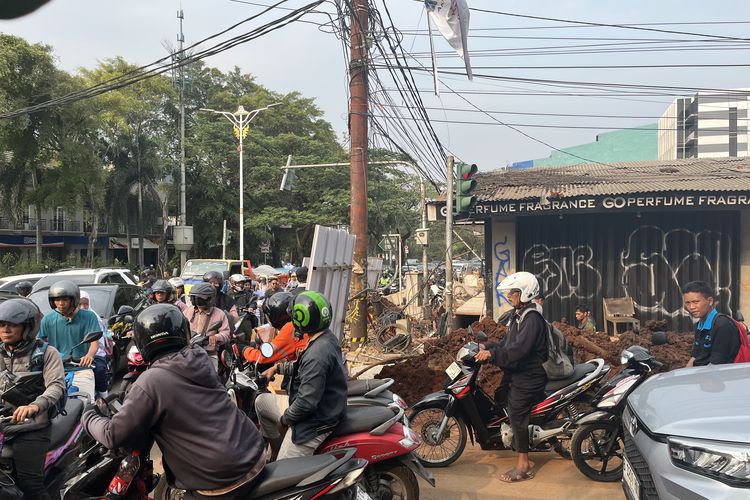 Proyek Galian Bikin Lampu Merah Joglo Jakbar Macet Parah, Pengendara: Ngerjainnya Malam Aja Kali