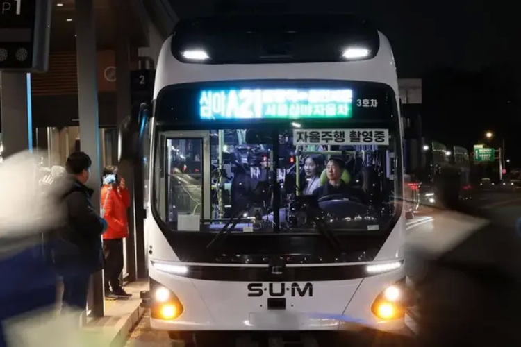 Bus otomatis A21 di sebuah jalan di Seoul, Korea Selatan.
