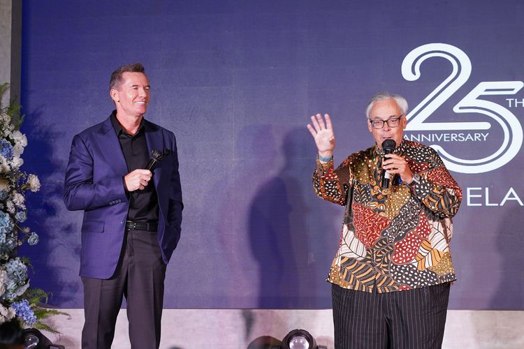 Presiden & CEO Archipelago International, John Flood (kiri), bersama Chairman Archipelago International, Charles Brookfield (kanan), saat perayaan hari jadi Archipelago International yang ke-25 pada Kamis (17/11/2022) di Hotel Aston Priority Simatupang & Conference Center, Jakarta Selatan.