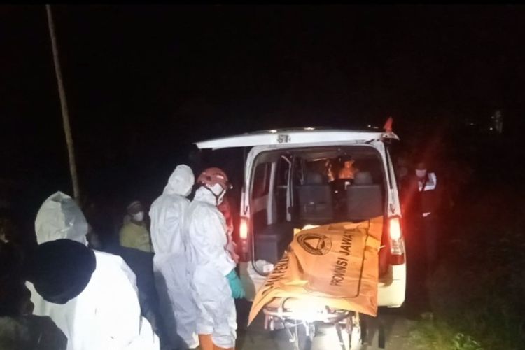 Petugas BPBD Tuban bersama tim Inafis Polres Tuban saat mengevakuasi penemuan mayat seorang perempuan penderita gangguan jiwa (ODGJ) bernama Rasitin (40), di Dusun Ngroto, Desa Bektiharjo, Kecamatan Semanding, Kabupaten Tuban, Jawa Timur. Jum'at (26/9/2025)