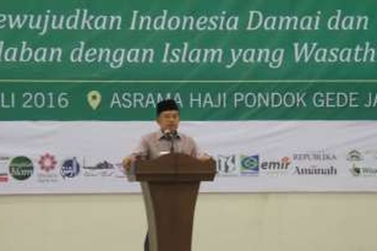 Wakil Presiden Jusuf Kalla saat menyampaikan pidato pada pembukaan Muktamar III Wahdah Islamiyah di Asrama Haji Pondok Gede Jakarta, Selasa (19/7/2016).