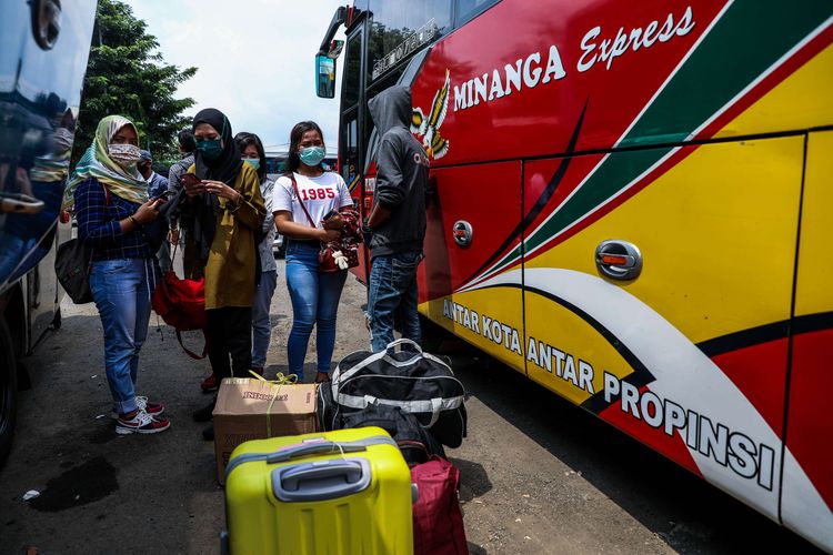 Calon penumpang bersiap naik bus di Terminal Kalideres, Jakarta Barat, Jumat (24/4/2020). Presiden RI Joko Widodo memutuskan untuk melarang mudik lebaran 2020 di tengah pandemi COVID-19 mulai 24 April guna mencegah perluasan penyebaran COVID-19 di wilayah Indonesia.