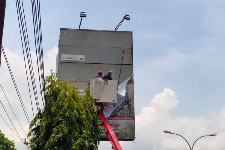 Penertiban APK dan APS melanggar di Kota Semarang, yang dilakukan oleh Tim Penertiban Kota Semarang.