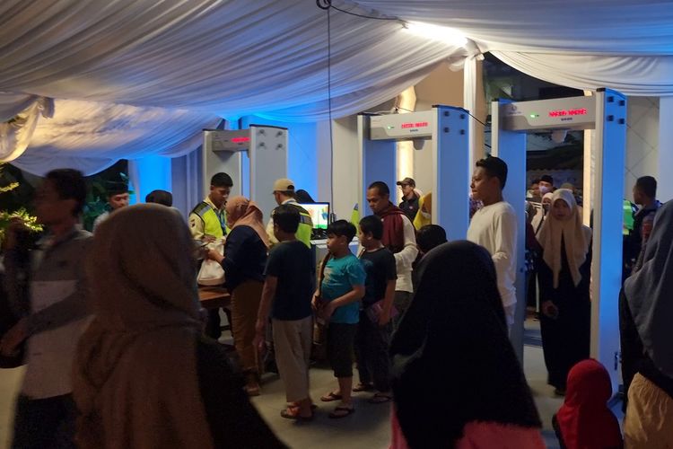 Pengunjung harus melalui pemeriksaan saat hendak masuk ke Masjid Sheikh Zayed di Kota Solo, Rabu (22/3/2023).