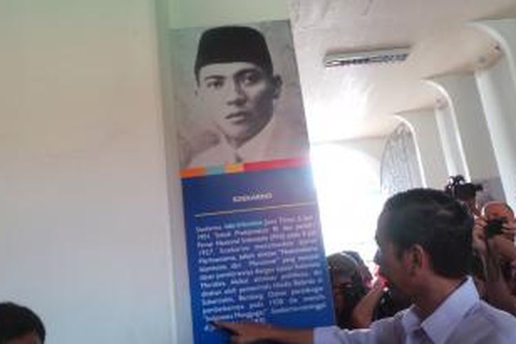 Gubernur DKI Jakarta Joko Widodo mengamati foto Bapak Proklamatot Indonesia, Soekarno di Museum Kebangkitan Nasional. Minggu (16/3/2014).