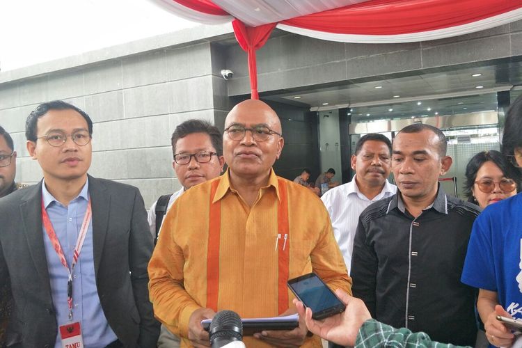 Juru bicara FAPP (Forum Advokat Pengawal Pancasila) Petrus Salestinus saat mendaftar sebagai pihak terkait tak langsung dalam sengketa pilpres 2019 di Gedung MK, Jalan Medan Merdeka Barat, Senin (17/6/2019). 