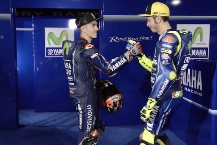 Dua pebalap MotoGP dari tim Yamaha, Valentino Rossi (kanan) dan Maverick Vinales, saling bersalaman seusai menghadiri peluncuran motor baru Yamaha di Madrid, Spanyol, Kamis (19/1/2017).