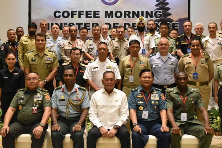 Menteri Pertahanan (Menhan) RI Ryamizard Ryacudu berfoto bersama Atase Darat, Atase Laut dan Atase Udara dari negara-negara sahabat sesudah acar coffe morning di Nusa Dua, Bali, Selasa (25/6/2019).
