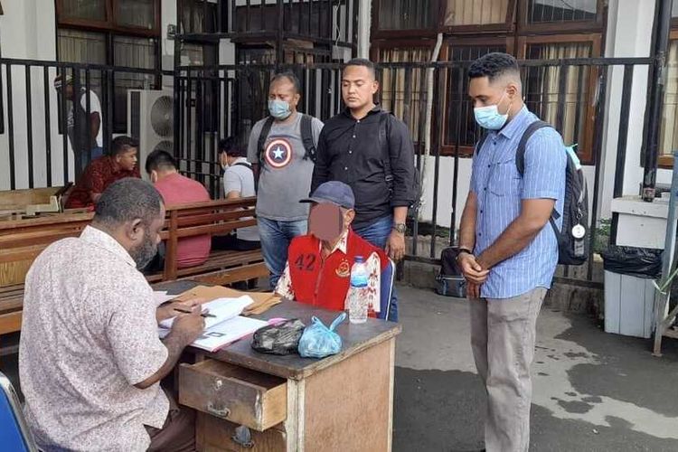 Salah satu tersangka kasus pengrusakan dari 5 orang tersangka, saat diserahkan ke Kantor Kejaksaan Negeri Jayapura, usai berkas perkaranya dinyatakan lengkap (P21) di Kejaksaan Negeri Jayapura, Papua, Jumat (8/7/2022).